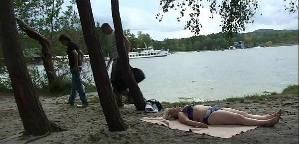  Blonde granny double penetration outdoors